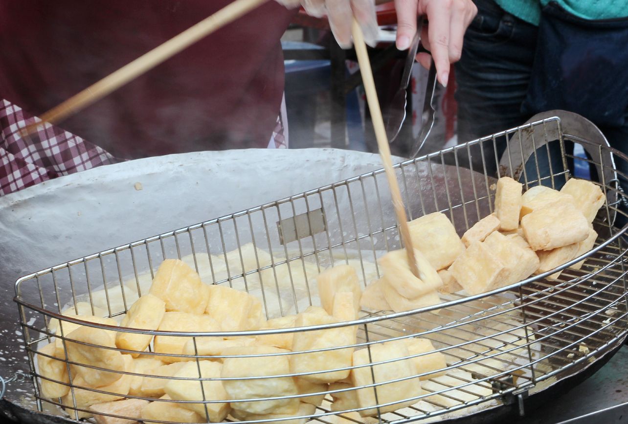 南桃園_中壢夜市：炸雞排、鹽水雞、麻辣臭豆腐，夜晚人潮滿滿